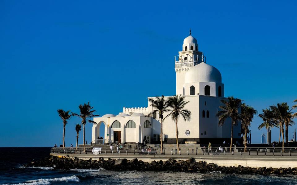 مسجد أبيض بين النخيل على كورنيش جدة المطل على البحر الأحمر