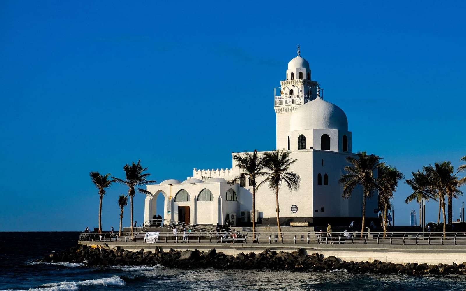 مسجد أبيض بين النخيل على كورنيش جدة المطل على البحر الأحمر