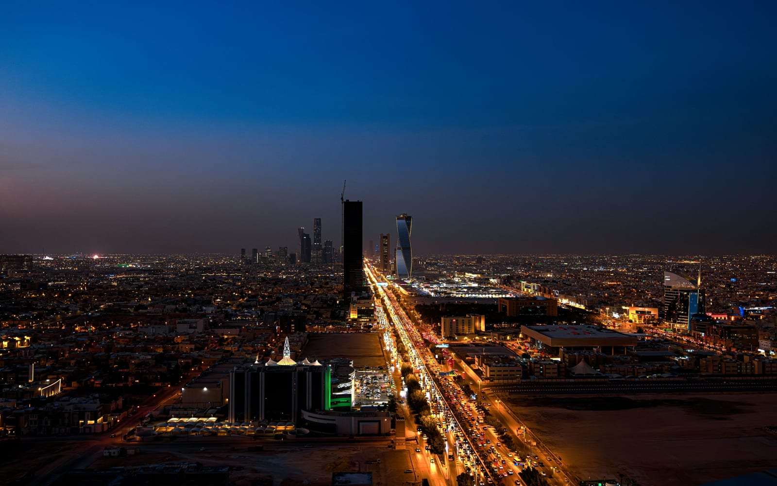 الرياض ليلاً من الأعلى بأبراجها وشوارعها المضيئة