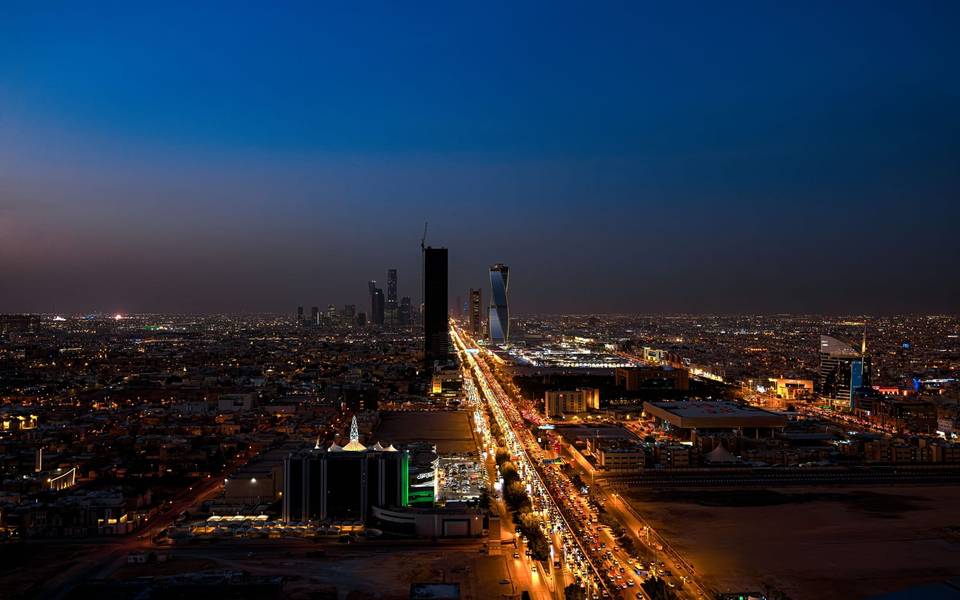 الرياض ليلاً من الأعلى بأبراجها وشوارعها المضيئة