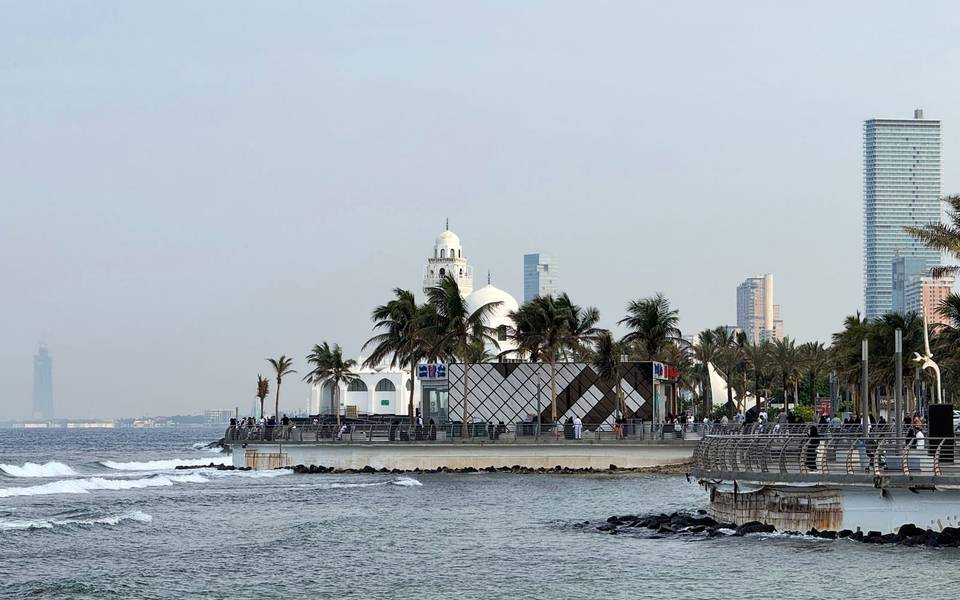 الواجهة البحرية في جدة بالنخيل والأبراج في الأفق