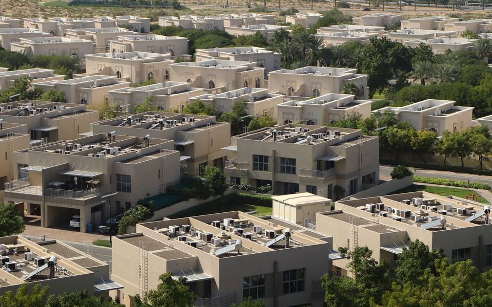 صفوف من البيوت ذات الأسطح المستوية بين الأشجار من الأعلى