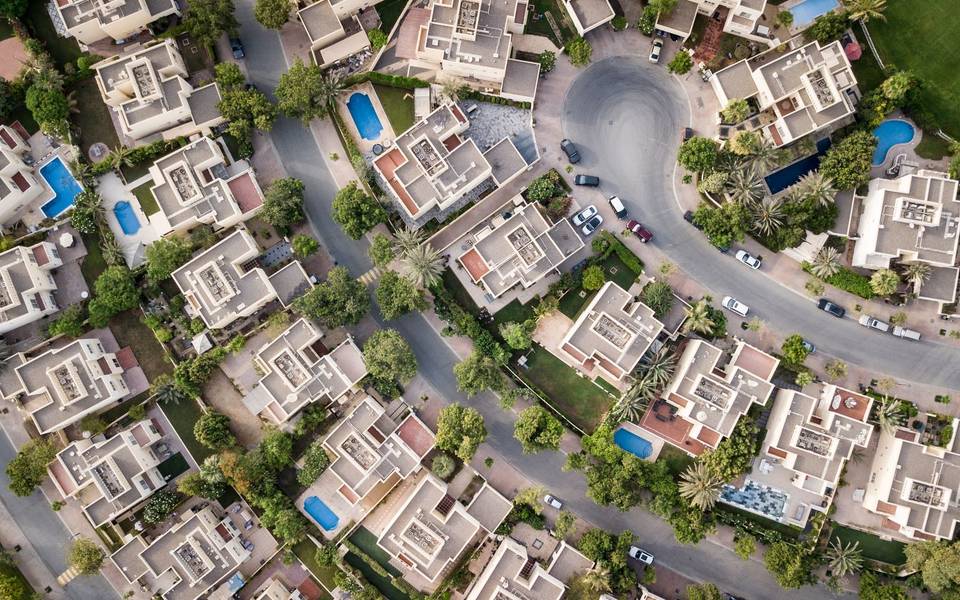 منظر جوي لحي سكني من الفلل والحدائق والشوارع المنحنية