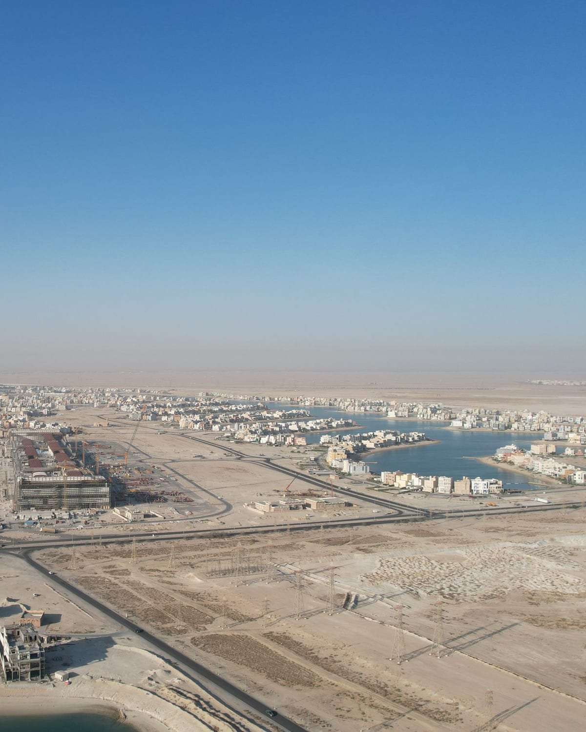 منظر جوي لحي ينمو على أطراف المدينة وبجانبه أراضٍ خالية